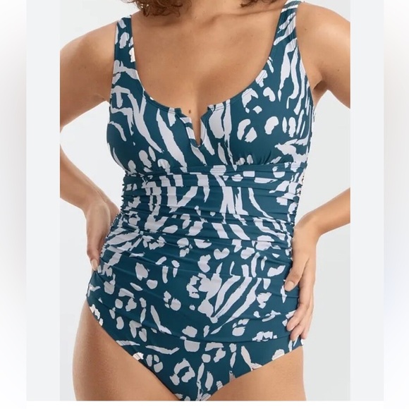 Anne Cole
JUNGLE
FEVER Printed
V-Wire
Ruched One-Piece
Swimsuit 
Size 10 - Picture 1 of 15